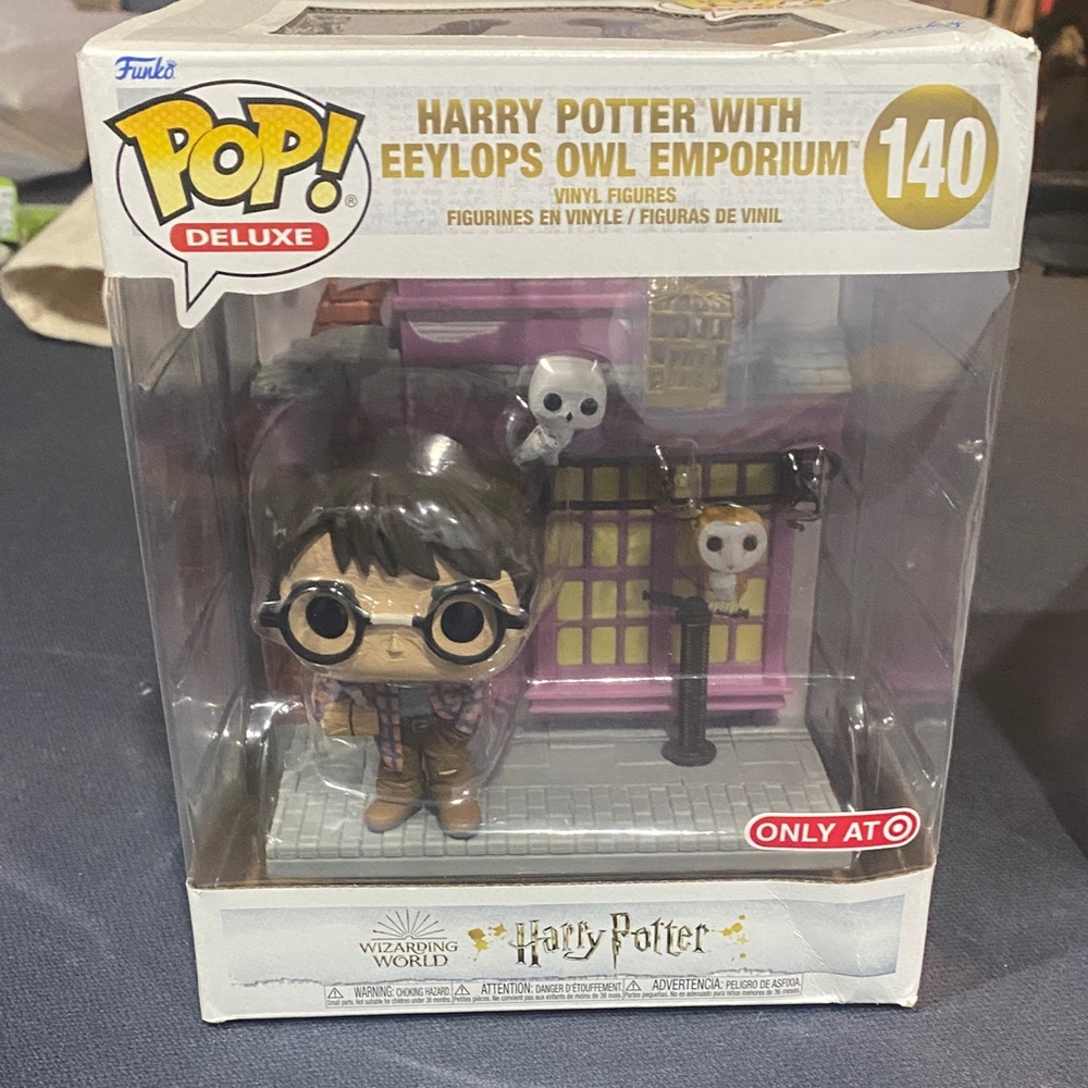 Funko Pop Deluxe Harry Potter with Owl Emporium Display